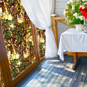 Vue détaillée film pour vitre style Tiffany motif raisin et feuilles pour déco maison.