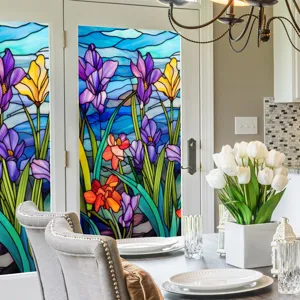 Vue détaillée de film pour fenêtre en vitrail, design d'art floral coloré pour déco maison.