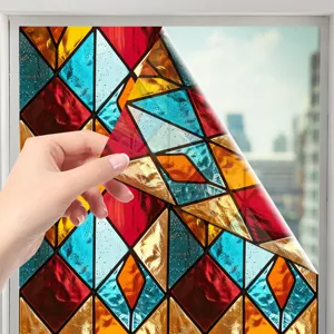 Decoratieve statische raamfolie met prachtig kleurrijk geometrisch patroon voor thuis.
