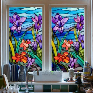 Vue détaillée du film de fenêtre en vitrail floral coloré sur la fenêtre de cuisine.