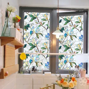 Film décoratif pour fenêtre en vitrail avec motif floral élégant et protection vie privée.
