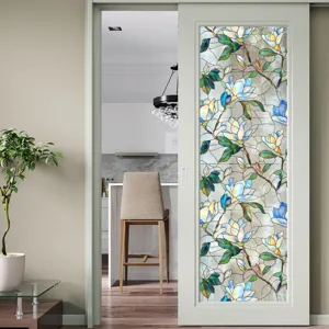 Vue détaillée du film pour fenêtre en vitrail coloré, autocollant en verre motif floral.