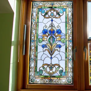 Viktorianische Glasfolie Detail, farbiges Retro Blumenmuster für Fensterdekoration.