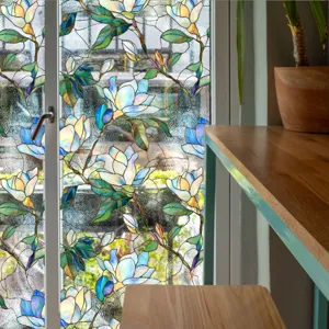 Vue détaillée d'un film pour vitre effet vitrail avec motif floral sur une grande fenêtre.
