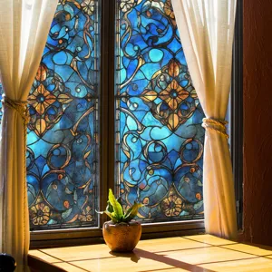 Decoratieve glas-in-lood raamfolie voor privacy en elegante paleis stijl huisdecoratie.