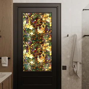 Vue détaillée du film pour fenêtre en verre coloré style Tiffany avec motif de raisin sur porte.