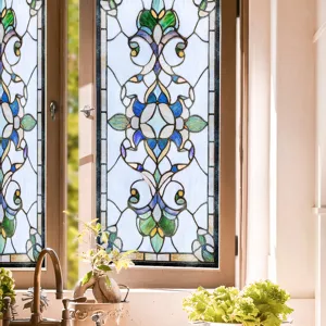 Viktorianische Glasfolie Fensterkleber statische Sichtschutzfolie dekoratives Detailbild.