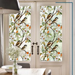 Vue detaillee du film pour vitrage avec motif floral et oiseau pour decoration interieure.