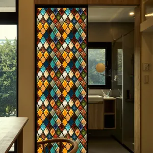 Gedetailleerd overzicht van kleurrijke ruitraamfolie op glazen deur, elegante interieur.