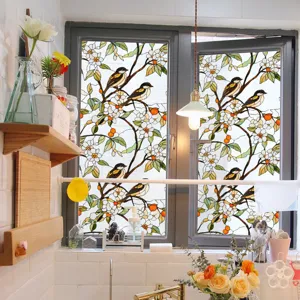 Vue détaillée du film pour fenêtre statique avec joli motif d'oiseaux et de fleurs pour la maison.