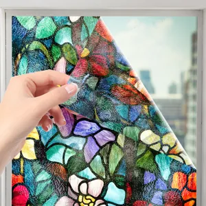 Gros plan detaille du film de fenetre en verre teinte style Tiffany en cours de decollement.