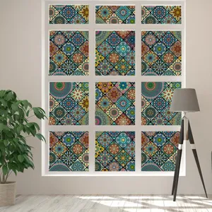 Gedetailleerd overzicht van kleurrijke retro mandala raamfolie op glas voor mooie huisdecoratie.