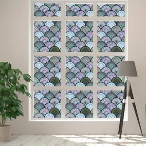 Gedetailleerd overzicht van kleurrijke retro mandala raamfolie toegepast op glas.
