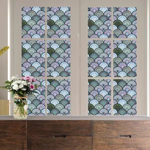 Detailopname van retro mandala statische raamfolie, matglas sticker op glasvlak.