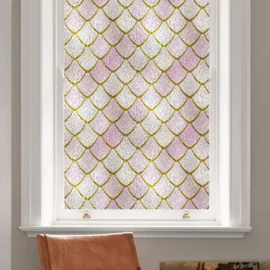 Detailopname van decoratieve raamfolie met roze en goudkleurig visjesschubbenpatroon op glas.
