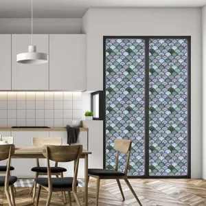 Scenedetail met kleurrijke mandalapatroon raamfolie aangebracht op een moderne glazen keukendeur.