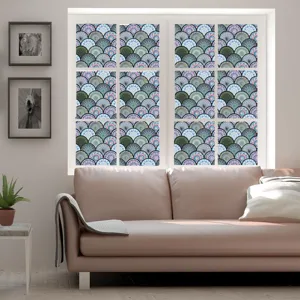 Raamfolie scène met kleurrijk mandalapatroon op glas, biedt privacy en decoratieve stijl.
