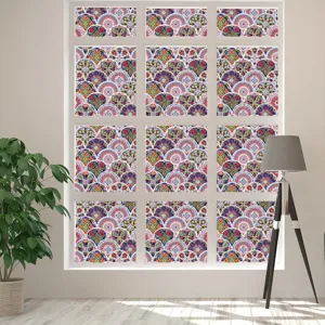 Decoratieve kleurrijke mandala raamfolie detail tonen een prachtig patroon op glas.