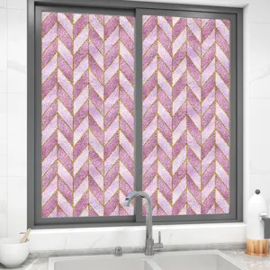 Detail van roze visgraat raamfolie aangebracht op keukenglas, voor stijl en privacy thuis.