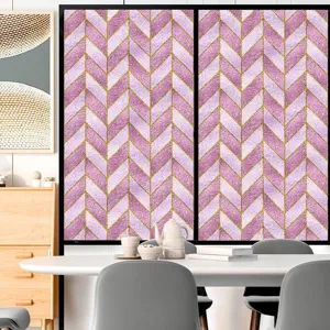 Decoratieve statische PVC-raamfolie matglassticker met roze chevron-patroon thuis