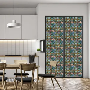 Kleurrijke retro mandala raamfolie detail decoratieve glassticker op glazen deur.