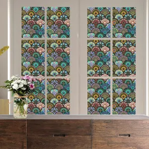 Detail van retro mandala raamfolie met kleurrijk geometrisch glassticker patroon voor decoratie.