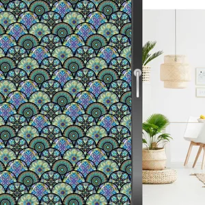 Gedetailleerd overzicht van kleurrijke retro mandala statische raamfolie voor glazen deuren.