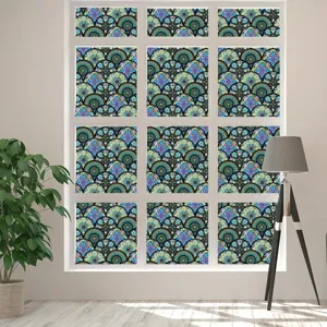 Gedetailleerd overzicht van kleurrijke retro mandala statische raamfolie, mat glas sticker.