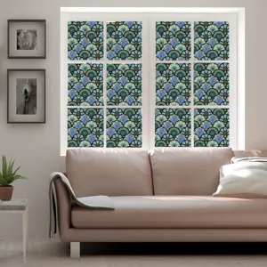 Gedetailleerd overzicht van mandala raamfolie op glas, decoratieve matte privacy sticker thuis.
