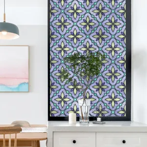 Gedetailleerd overzicht van vintage glas-in-lood raamfolie met kleurrijk bloemig statisch ontwerp.