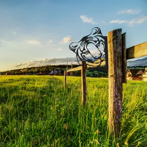 Metal tiger fence peeper garden art, outdoor decorative animal silhouette stake for yard decor.