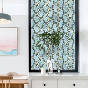 Decoratieve statische raamfolie van matglas met retro patroon voor thuis details.