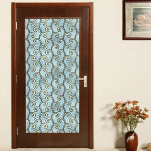 Gedetailleerd uitzicht van kleurrijke vintage statische raamfolie met blauw-gouden patroon.