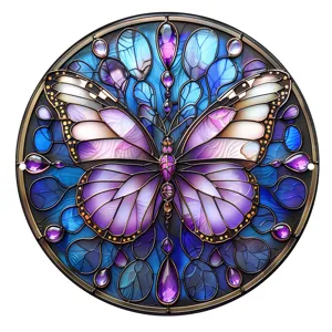 Detalle de colgante de mariposa de metal estilo vidriera, decoración de jardín gema azul.