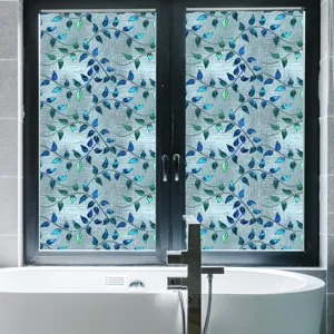Gedetailleerd overzicht van matte raamfolie met blauw-groene bladwijnstokpatroon voor glas.