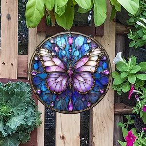 Vista detallada de la decoracion colgante de mariposa de vidrio tintado para jardin.
