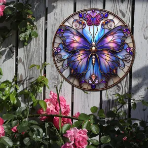 Vista detallada de la decoración de pared mariposa de metal estilo vidriera redonda al aire libre.