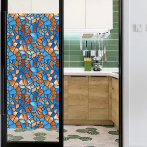 Detail van decoratieve glas-in-lood raamfolie met retro geometrische patronen.