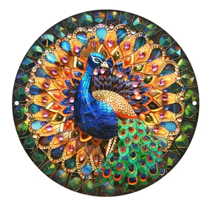 Detalle colgante pared pavo real metálico, cartel decoración jardín mosaico con gemas brillantes.