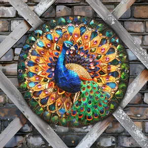 Vibrante placa colgante de metal de pavo real de mosaico, ideal para decoración de pared de patio.