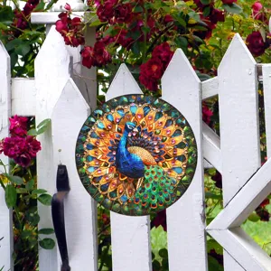 Placa colgante decorativa de metal con pavo real redondo, arte de vitral vibrante para jardín.