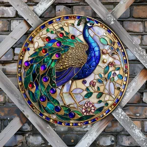 Vista detallada de una hermosa decoracion de pared redonda de vidrio tenido de pavo real.