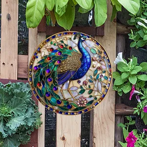 Exquisito adorno colgante de metal con vitral de pavo real, detalle de decoracion jardin.