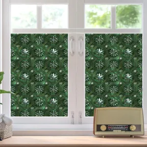 Gedetailleerd uitzicht op retro groen raamglasfilm, decoratieve statische folie scènes.
