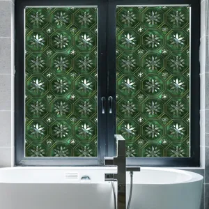 Groene decoratieve statische raamfolie als handige glassticker voor de badkamer.