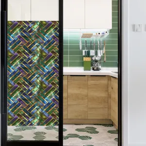 Gedetailleerd overzicht van decoratieve raamfolie met kleurrijke geometrische tegeltextuur.