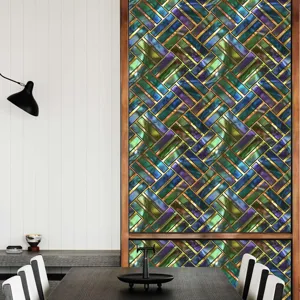 Gedetailleerd overzicht van gekleurde geometrische raamfolie met vintage mozaïek en metalen randen.