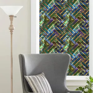 Scène met retro glas-in-lood raamfolie met een mooi kleurrijk mozaïek geometrisch patroon.