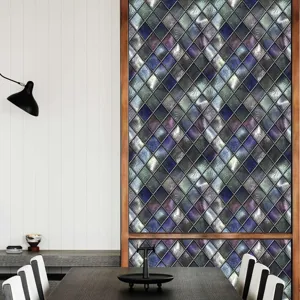 Gedetailleerd uitzicht van de kleurrijke retro glasfolie met een geometrisch ruitpatroon.