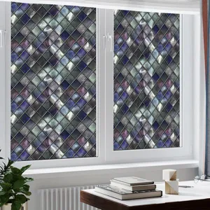 Gedetailleerd overzicht van retro glas-in-lood raamfolie, decoratieve statische privacy.
